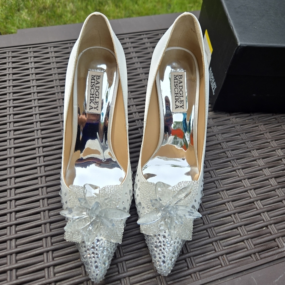 Badgley Mischka Halo White Flower Crystal Embellished Pointed Toe Heels NEW - Picture 3 of 14